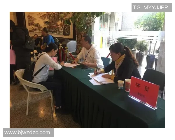 杨颖与足球明星亲密合影展现运动魅力与时尚风采的完美结合 杨颖与足球明星亲密合影展现运动魅力与时尚风采的完美结合