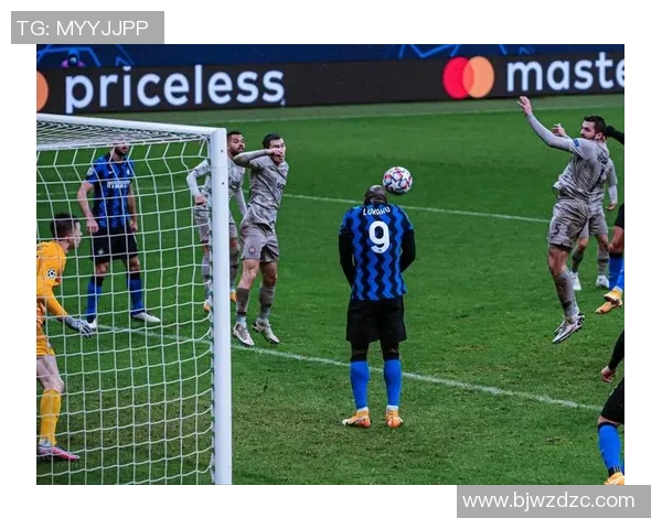 足球明星化身普通球迷在野球场上演伪装大作战引发热议 足球明星化身普通球迷在野球场上演伪装大作战引发热议