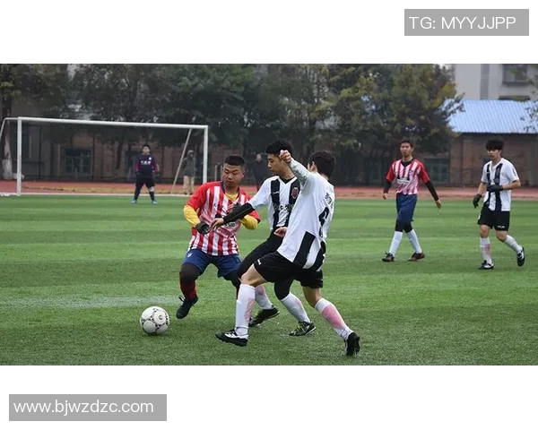 大学足球明星展现青春风采穿越球场激情与梦想交织的瞬间