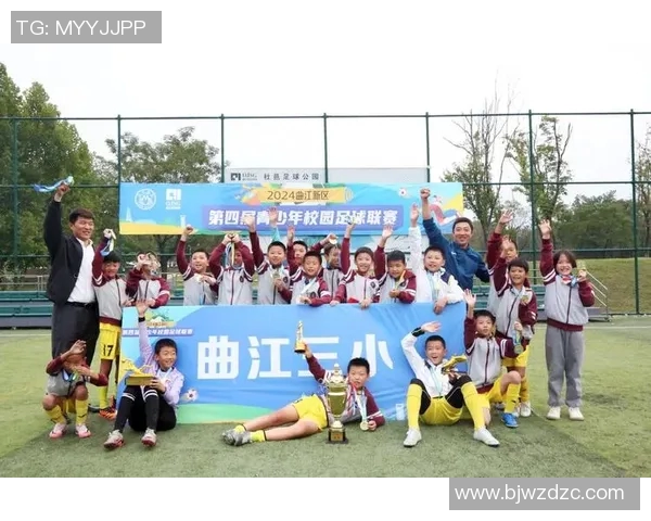 心理较量与团队韧性成都足球队与重庆足球队赛后复盘分析 心理较量与团队韧性成都足球队与重庆足球队赛后复盘分析