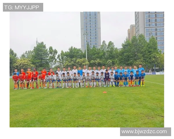 足球明星与女生的野外足球激情瞬间精彩图片分享 足球明星与女生的野外足球激情瞬间精彩图片分享